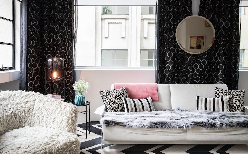 Adelphi Hotel Melbourne Exterior foto A living room with a black and white chequered floor