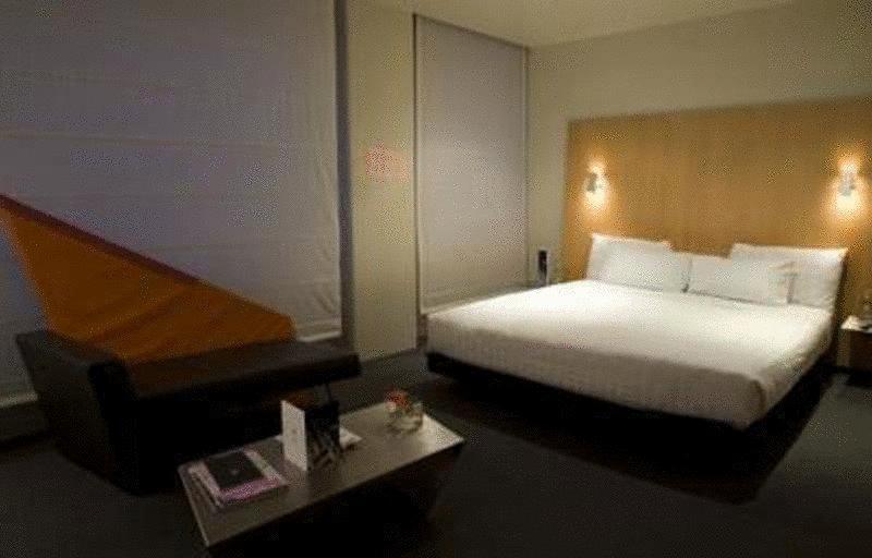 Adelphi Hotel Melbourne Quarto foto A room at the Standard East Village