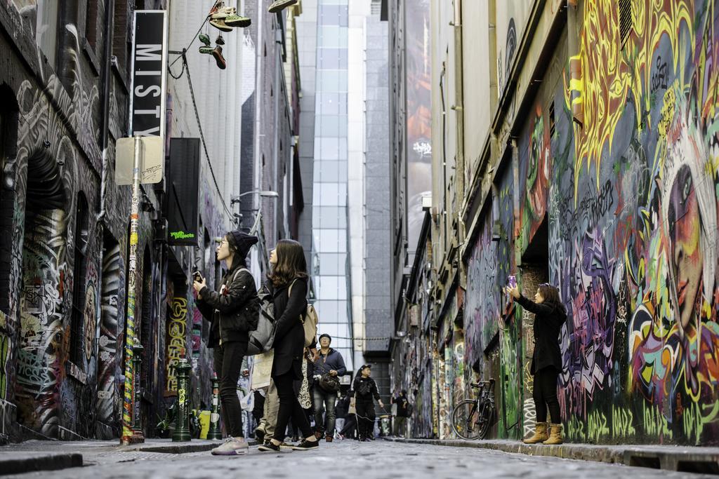 Adelphi Hotel Melbourne Exterior foto The alleyway in 2011